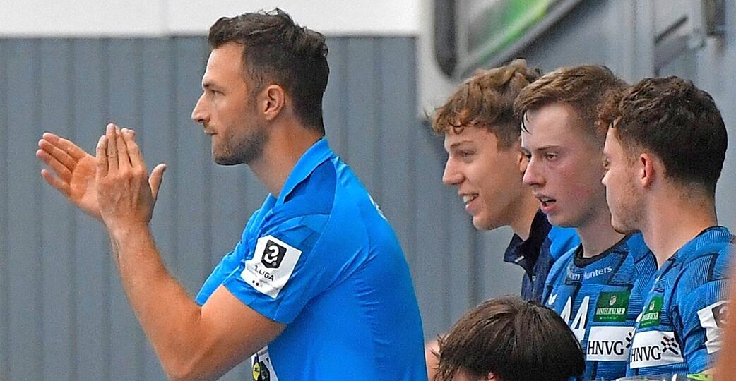 Trainer Oliver He&szlig; feuert die Spieler des TSB Horkheim an.