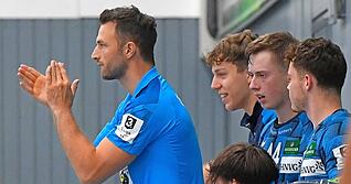 Trainer Oliver He&szlig; feuert die Spieler des TSB Horkheim an.