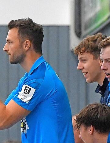 Trainer Oliver He&szlig; feuert die Spieler des TSB Horkheim an.