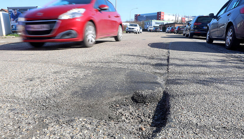 Die Schlaglöcher in der Hohenloher Straße in Neckarsulm werden bald gerichtet, verspricht die Stadtverwaltung. Die Schlaglöcher in der Hohenloher Straße in Neckarsulm werden bald gerichtet, verspricht die Stadtverwaltung.