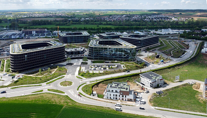 Die neue Kreisstra&szlig;e zwischen Schwarz-Digits-Campus und Neubaugebiet ist ab sofort f&uuml;r den Verkehr freigegeben.