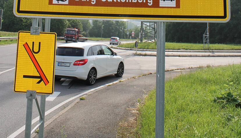 Alle Richtungen: Das ist relativ. Im Herbst ist die Verbindungsstraße über die Schleuse bei Gundelsheim zu, weil unter anderem die Straße saniert wird. Foto: Simon Gajer Alle Richtungen: Das ist relativ. Im Herbst ist die Verbindungsstraße über die Schleuse bei Gundelsheim zu, weil unter anderem die Straße saniert wird. Foto: Simon Gajer