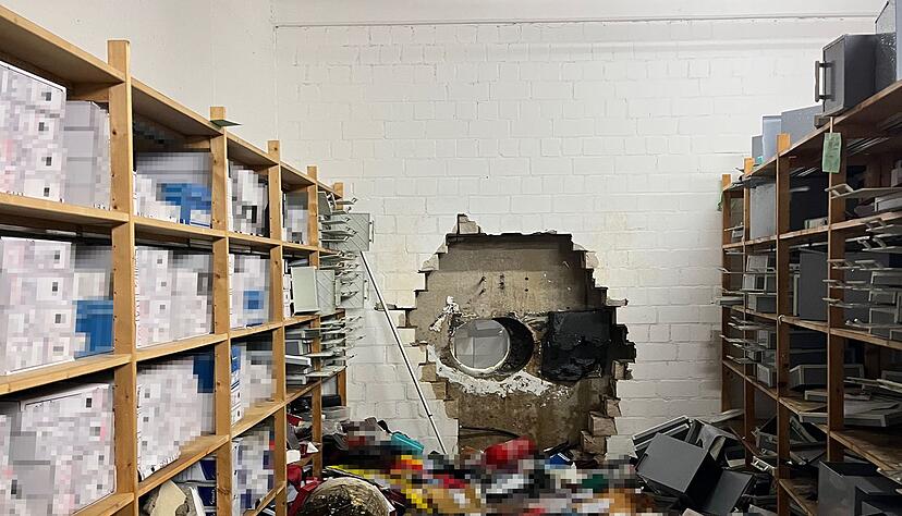Ein gro&szlig;es Loch ist in der Wand zum Tresorraum der Sparkasse zu sehen. (Archivbild)