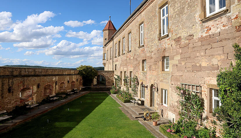 Blick in einer der G&auml;rten an der Burgmauer. Heute bl&uuml;hen hier Rosen, in der Zeit der Fugger war dies der Tulpengarten des Schlosses.