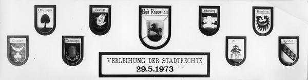 29.5.1973: Nach Eingemeindung der Teilorte erh&auml;lt Bad Rappenau Stadtrechte. Durch die Kreisreform geh&ouml;rt die ehemals badische Stadt seit 1.1.1973 zum Landkreis Heilbronn. Die Wappen stehen f&uuml;r die Stadtteile Grombach, Obergimpern, Treschklingen, Babstadt, Wollenberg, F&uuml;rfeld, Heinsheim und Bonfeld (von links nach rechts).