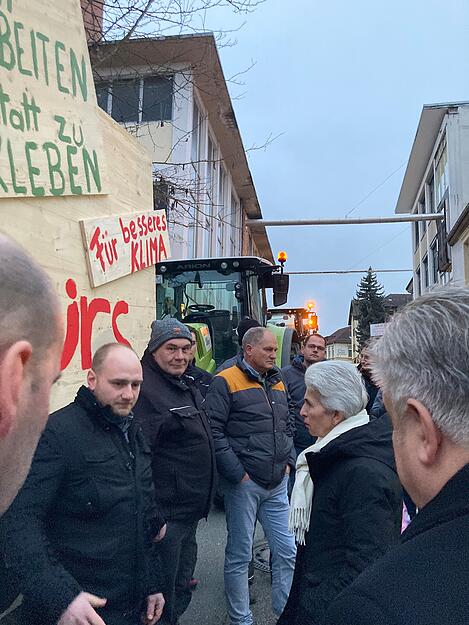 Landwirte aus der Region zeigen ihren Frust beim Dreikönigstreffen der FDP in Eppingen