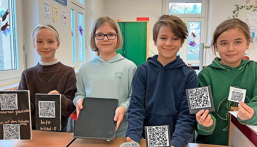 Laura, Jolanda, Max und Elisa (von links) arbeiten an der Schule mit QR-Codes an Aufgaben und Pr&auml;sentationen.