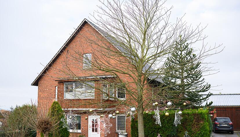 Von au&szlig;en sieht das Haus der Familie unscheinbar aus. Man erwartet kaum, dass hier 621 Weihnachtsb&auml;ume im Haus stehen.