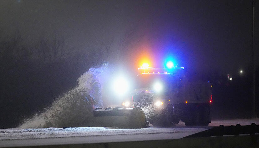 Ein Lastwagen pfl&uuml;gt w&auml;hrend eines Schneesturms in Grand Prairie die Fahrbahnen der Interstate-20 in Richtung Osten.