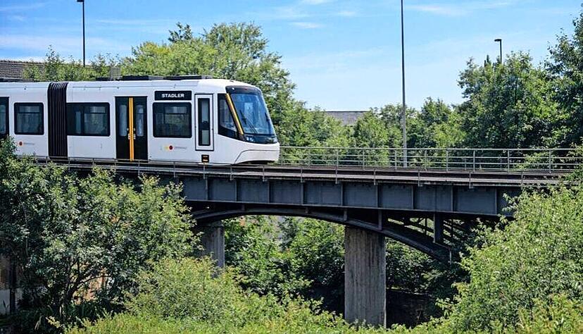 So k&ouml;nnte die Kochertalbahn dereinst fahren: Dieses KI-generierte Bild hat die Ingenieurgemeinschaft ans Ende ihrer Pr&auml;sentation bei den Beteiligungswerkst&auml;tten im M&auml;rz gestellt. Foto: KI-generiert/privat
