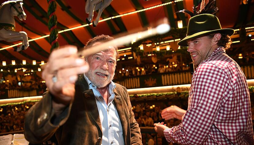 Frohgelaunt griff der &laquo;Terminator&raquo; im Marstall-Festzelt zum Taktstock.