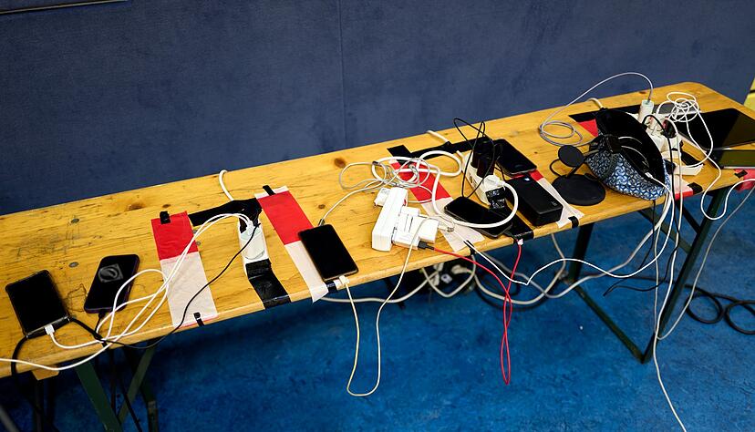 Viele Menschen nutzen die M&ouml;glichkeit, ihre Handys an Anlaufstellen aufzuladen.