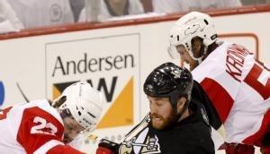 F&uuml;r Malone (M) aus Pittsburgh war Detroit mit Stuart (l) und Kronwall zu stark.