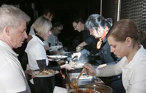 Die "K&uuml;che" zwischen Weintanks. Der Hauptgang wird serviert.