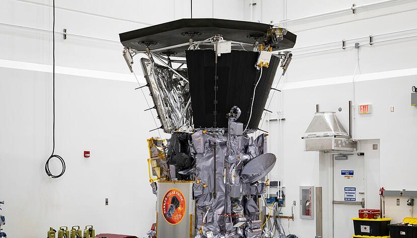 Die Sonde «Parker Solar Probe», nachdem der Hitzeschild ganz oben über den Messegeräten installiert wurde. (Archivbild) Die Sonde «Parker Solar Probe», nachdem der Hitzeschild ganz oben über den Messegeräten installiert wurde. (Archivbild)