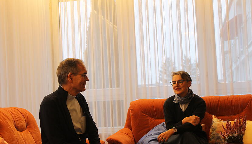 Matthias B&ouml;ker und Meike Walch tauschen sich im Wohnzimmer des Lebenszentrums Adelshofens aus.