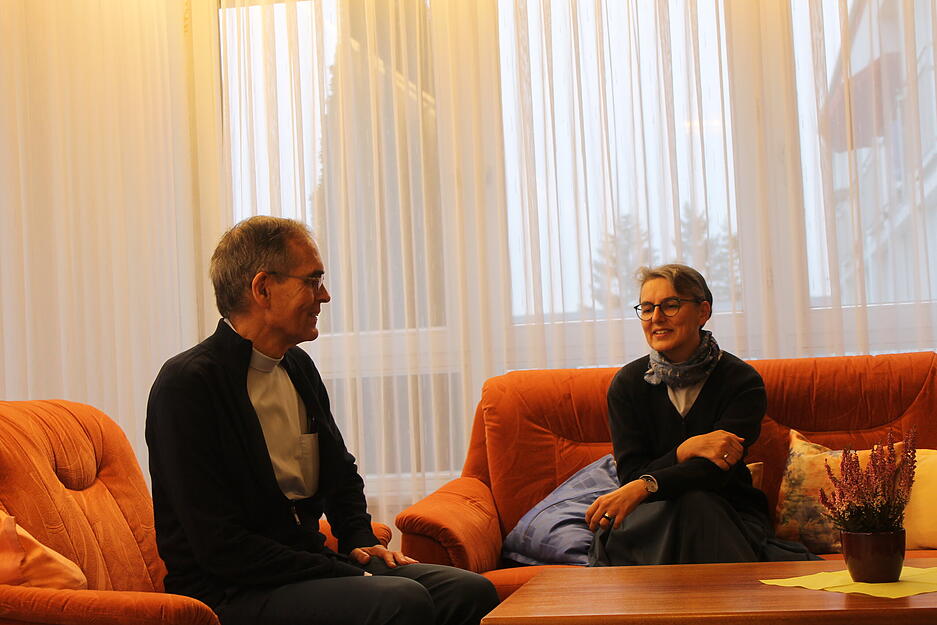 Matthias B&ouml;ker und Meike Walch tauschen sich im Wohnzimmer des Lebenszentrums Adelshofens aus.