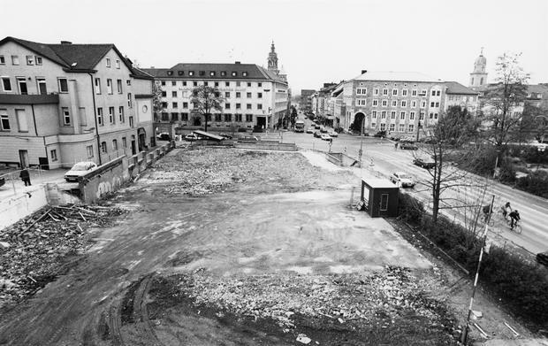 1990. Bald schließt sich die Heilbronner Bankenmeile. Nach dem Abriss des alten ZEAG-Gebäudes ist das Areal Allee Ecke Moltkestraße für den Neubau vorbereitet.