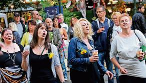 Singen, Tanzen, Sonnenblumen: Gute Stimmung trotz Schauerwetter. Singen, Tanzen, Sonnenblumen: Gute Stimmung trotz Schauerwetter.