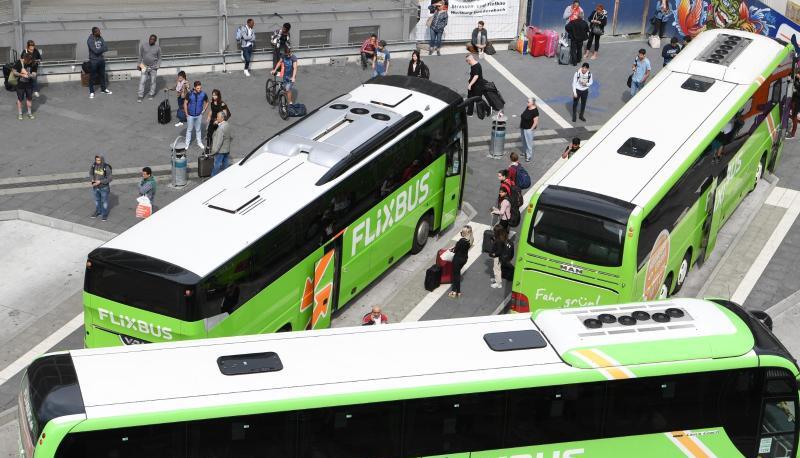 Busse des Unternehmens Flixbus stehen am Hauptbahnhof in Frankfurt am Main. Busse des Unternehmens Flixbus stehen am Hauptbahnhof in Frankfurt am Main.