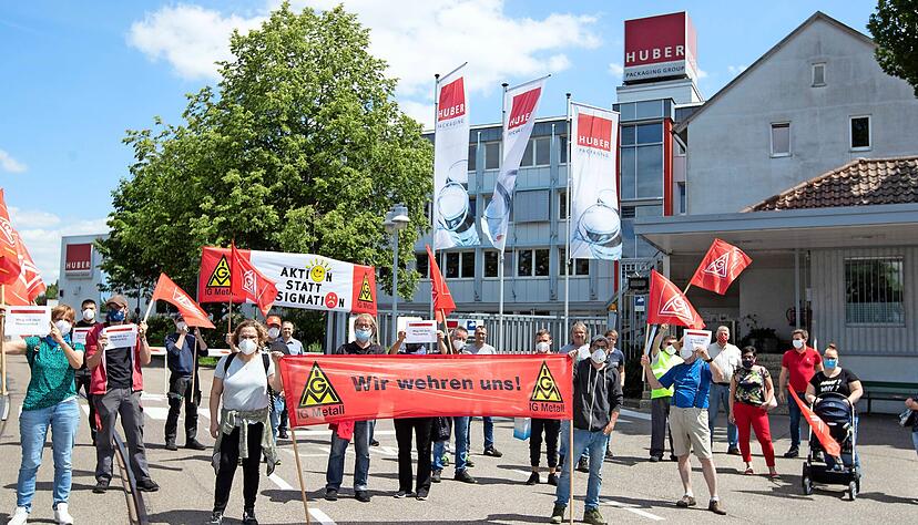 Mitarbeiter von Huber Packaging protestieren gegen ein Hausverbot f&uuml;r Siegfried "Siggi" Hubele. Die Fronten zwischen der Gesch&auml;ftsf&uuml;hrung der Firma und ihrem Betriebsratsvorsitzenden sind verh&auml;rtet.
Foto: Andreas Veigel