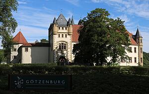 Startpunkt der Fahrradtour: die Götzenburg in Jagsthausen, in deren Hof in normalen Zeiten die Burgfestspiele stattfinden. Startpunkt der Fahrradtour: die Götzenburg in Jagsthausen, in deren Hof in normalen Zeiten die Burgfestspiele stattfinden.