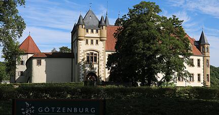 Startpunkt der Fahrradtour: die Götzenburg in Jagsthausen, in deren Hof in normalen Zeiten die Burgfestspiele stattfinden.