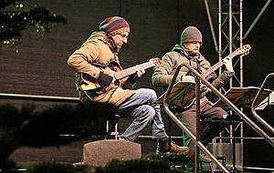 Das Gitarren-Duo Saußele & Hanl zupft sich durchs Weihnachtsrepertoire.