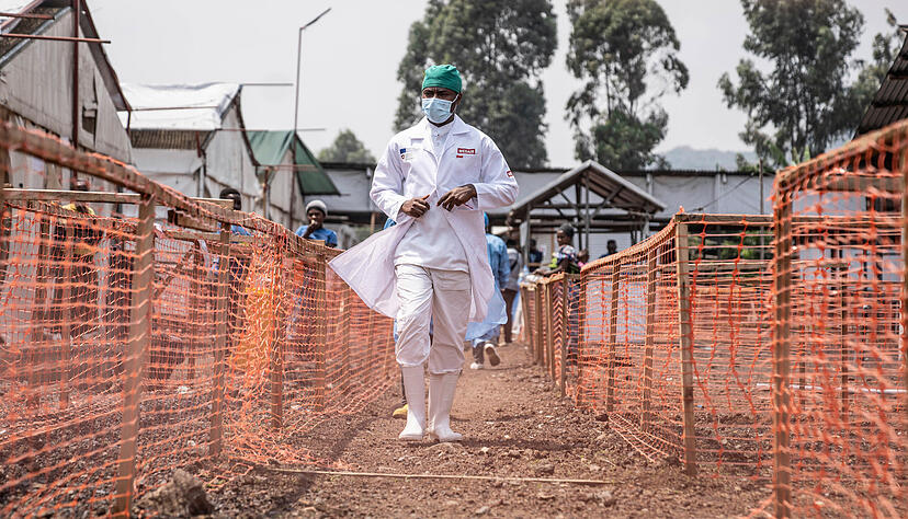 Ein Gesundheitsarbeiter geht an einem Behandlungszentrum in der Demokratischen Republik Kongo vorbei. Zus&auml;tzlich zu dem andauernden Mpox-Ausbruch gibt nun eine andere Krankheit R&auml;tsel auf.