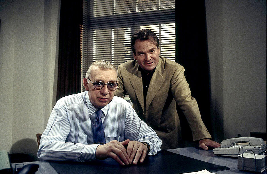 Derrick (Horst Tappert, l) und Klein (Fritz Wepper) überlegen sich einen Plan in einer Szene der Folge "Das dunkle Licht".