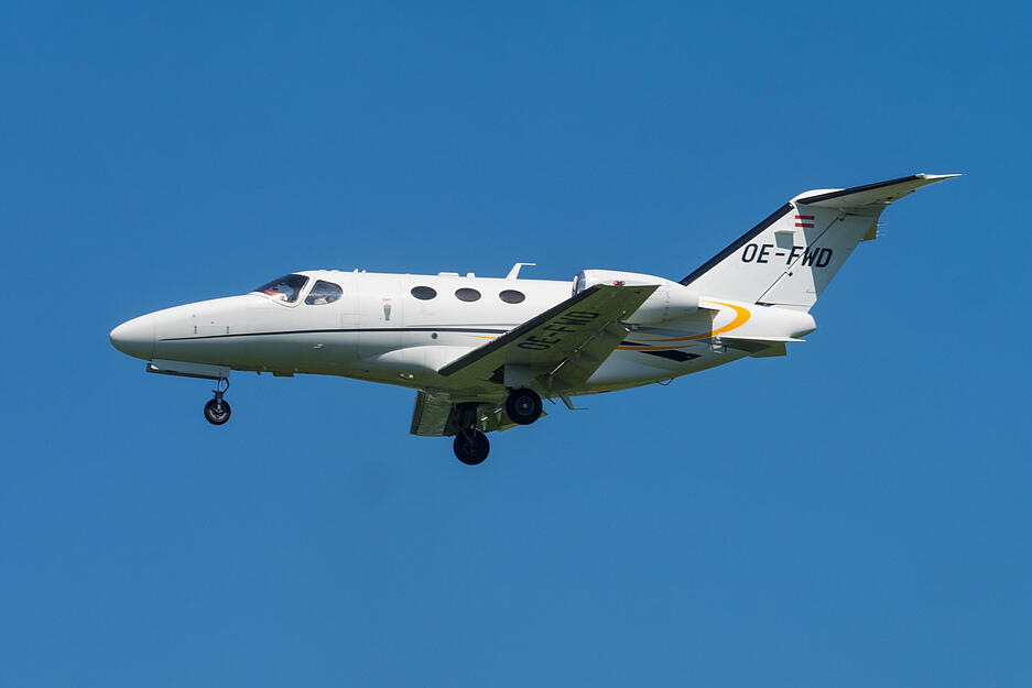 Das Foto zeigt das abgestürzte Flugzeug, eine Cessna 510 Citation Mustang C510. Das Foto wurde am 22. Mai in Genf aufgenommen. Foto: Markus Eigenheer/CC BY-SA 2.0