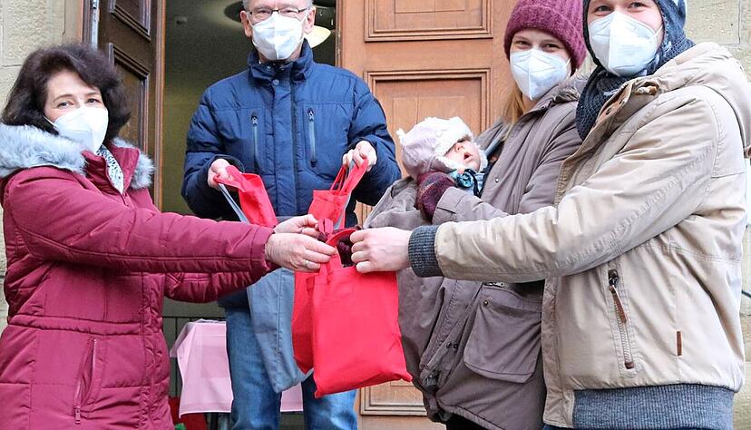 Nehmen ihre Lunchpakete von Angelika Bolz in Empfang: (v. re.) Nikolai Ernst, Anna-Lena H&ouml;llmann mit T&ouml;chterchen Thea und Volker Strebin.
Foto: Hachenberg