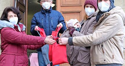 Nehmen ihre Lunchpakete von Angelika Bolz in Empfang: (v. re.) Nikolai Ernst, Anna-Lena Höllmann mit Töchterchen Thea und Volker Strebin.
Foto: Hachenberg Nehmen ihre Lunchpakete von Angelika Bolz in Empfang: (v. re.) Nikolai Ernst, Anna-Lena Höllmann mit Töchterchen Thea und Volker Strebin.
Foto: Hachenberg