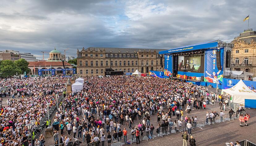 Zehntausende Fans begleiteten das Eröffnungsspiel der EM vor Bildschirmen in der Stuttgarter Innenstadt.