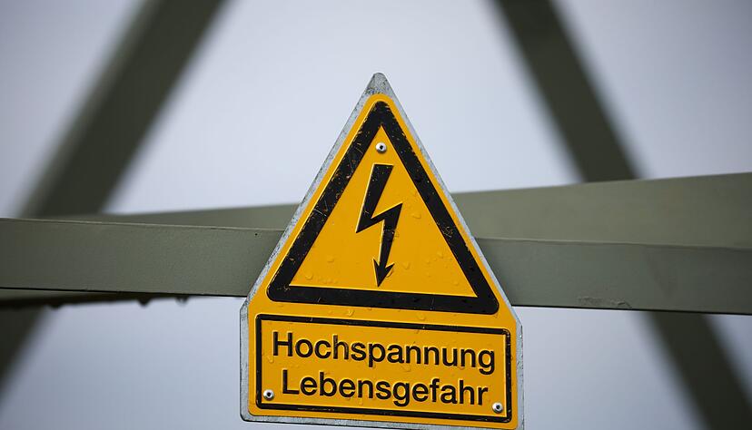 Im Hochspannungsnetz werden gro&szlig;e Mengen Strom transportiert und das m&ouml;glichst verlustarm. (Symbolbild)