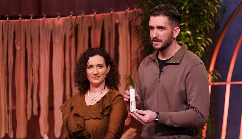 Ein Foto aus der Sendung "Die H&ouml;hle der L&ouml;wen": Die Folge wurde bereits aufgezeichnet, Arta und Mergim Klimenta pr&auml;sentieren das Strumpfhosen-Schutzspray ihres Start-ups Nylam.