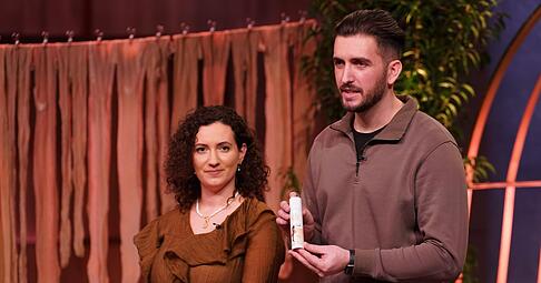 Ein Foto aus der Sendung "Die H&ouml;hle der L&ouml;wen": Die Folge wurde bereits aufgezeichnet, Arta und Mergim Klimenta pr&auml;sentieren das Strumpfhosen-Schutzspray ihres Start-ups Nylam.