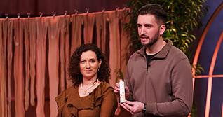 Ein Foto aus der Sendung "Die H&ouml;hle der L&ouml;wen": Die Folge wurde bereits aufgezeichnet, Arta und Mergim Klimenta pr&auml;sentieren das Strumpfhosen-Schutzspray ihres Start-ups Nylam.