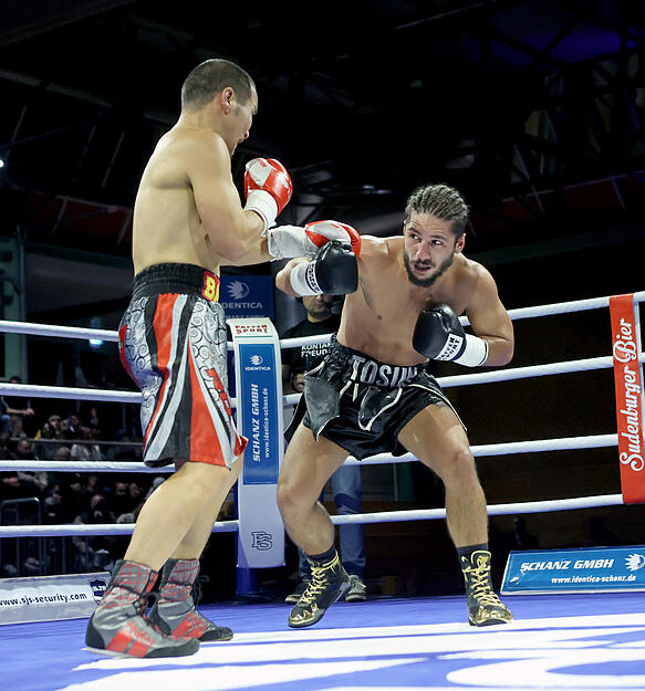 Boxnacht in der Römerhalle Heilbronn. Hakan Tosun (Heilbronn) gegen Bazargus Jugder (Mongolei) Boxnacht in der Römerhalle Heilbronn. Hakan Tosun (Heilbronn) gegen Bazargus Jugder (Mongolei)