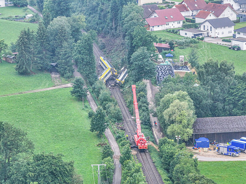 Die Luftaufnahme zeigt, wie verteilt die entgleisten Waggons lagen.