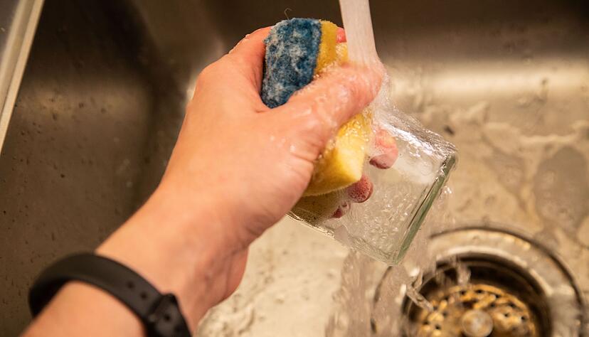 Schritt 5: Das Glas unter warmen Wasser mit Spülmittel reinigen.