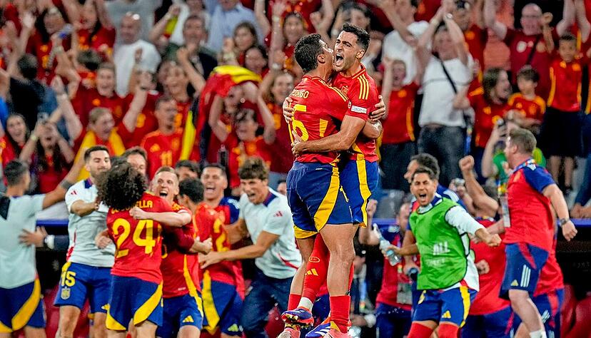 Die Spanier bejubeln ihren Halbfinal-Coup. Im sechsten Turnierspiel war das 2:1 gegen Frankreich der sechste Sieg. "Wir haben kühlen Kopf bewahrt und unser Spiel weitergespielt", sagte Dani Olmo zum Comeback nach dem frühen 0:1-Rückstand. Die Spanier bejubeln ihren Halbfinal-Coup. Im sechsten Turnierspiel war das 2:1 gegen Frankreich der sechste Sieg. "Wir haben kühlen Kopf bewahrt und unser Spiel weitergespielt", sagte Dani Olmo zum Comeback nach dem frühen 0:1-Rückstand.