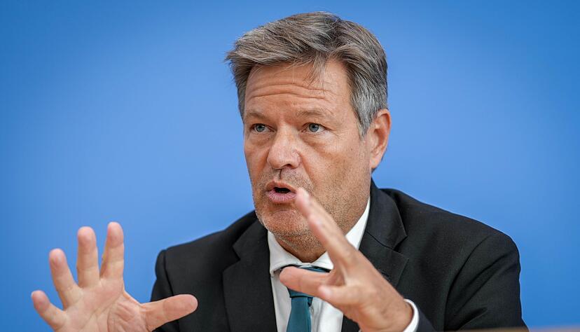 Bundeswirtschaftsminister Habeck fordert wegen der schwächelnden Wirtschaft eine konsequente Umsetzung des Wachstumspakets - das alleine reiche aber nicht. Bundeswirtschaftsminister Habeck fordert wegen der schwächelnden Wirtschaft eine konsequente Umsetzung des Wachstumspakets - das alleine reiche aber nicht.