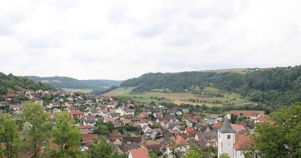 Die großen Projekte, die die Gemeinde bereits begonnen hat, möchte sie weiterführen. Breitbandausbau und Kindergartenbau sind somit weiter im Haushalt geplant. Anders sieht es mit der Ortsdurchfahrt Simprechtshausen und der Kita Hollenbach aus.
Foto: Archiv/Döring Die großen Projekte, die die Gemeinde bereits begonnen hat, möchte sie weiterführen. Breitbandausbau und Kindergartenbau sind somit weiter im Haushalt geplant. Anders sieht es mit der Ortsdurchfahrt Simprechtshausen und der Kita Hollenbach aus.
Foto: Archiv/Döring