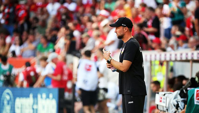 Sah in Freiburg einen schwachen Auftritt seiner Mannschaft: Stuttgarts Trainer Sebastian Hoeneß.