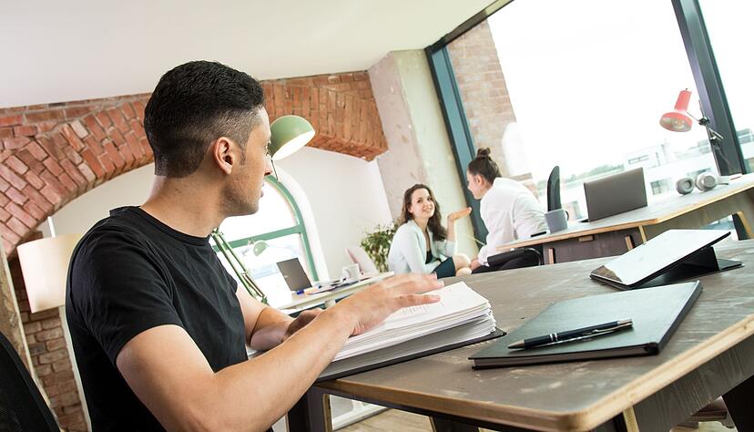 Nach dem Teammeeting bilden sich sofort Grüppchen, die das Gesagte besprechen? Ein Anzeichen für Misstrauen im Team. Nach dem Teammeeting bilden sich sofort Grüppchen, die das Gesagte besprechen? Ein Anzeichen für Misstrauen im Team.