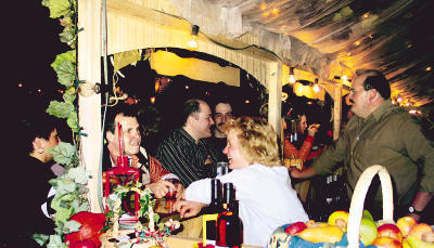 Die Gäste des Gellmersbacher Weindorfs fachsimpelten auch gerne mit den Wengertern. Die schön geschmückte Halle lud zum Verweilen ein. (Foto: Karin Freudenberger)