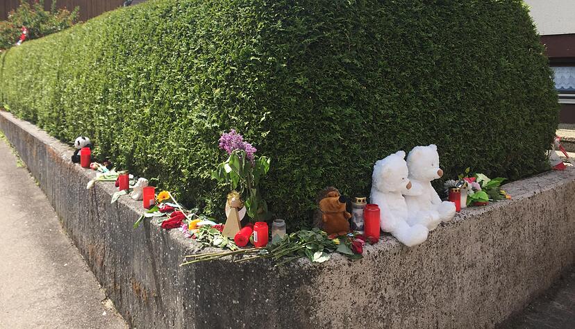 Vor dem Haus in der Gaisbacher Straße in Künzelsau haben Menschen Kerzen, Blumen und Teddybären abgelegt.