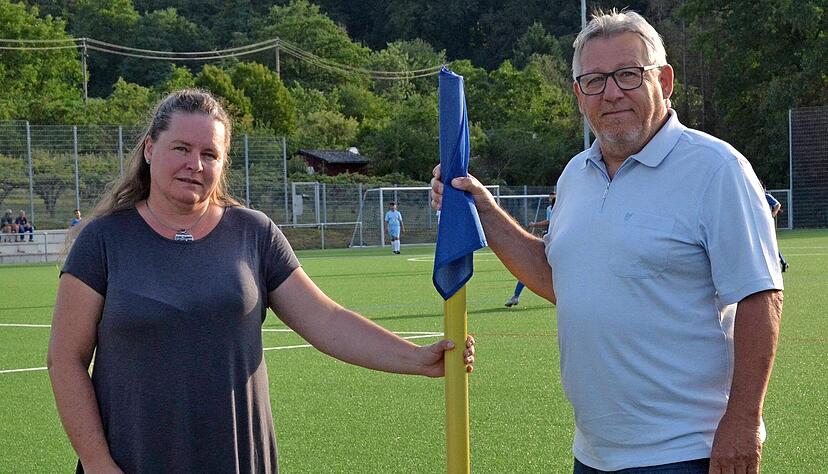 Die Vorsitzenden Annette Fiedler (SVS) und Ulrich Heinle (SVL), hier auf dem von beiden Vereinen genutzten Kunstrasenspielfeld, harmonieren.
Foto: Josef Staudinger Die Vorsitzenden Annette Fiedler (SVS) und Ulrich Heinle (SVL), hier auf dem von beiden Vereinen genutzten Kunstrasenspielfeld, harmonieren.
Foto: Josef Staudinger