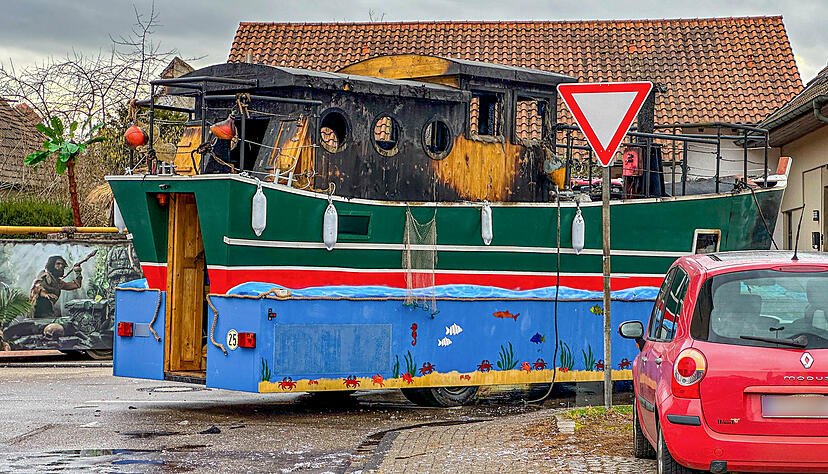 Bei einem Faschingsumzug im baden-württembergischen Kehl ist am Sonntag ein Faschingswagen in Brand geraten. Bei einem Faschingsumzug im baden-württembergischen Kehl ist am Sonntag ein Faschingswagen in Brand geraten.